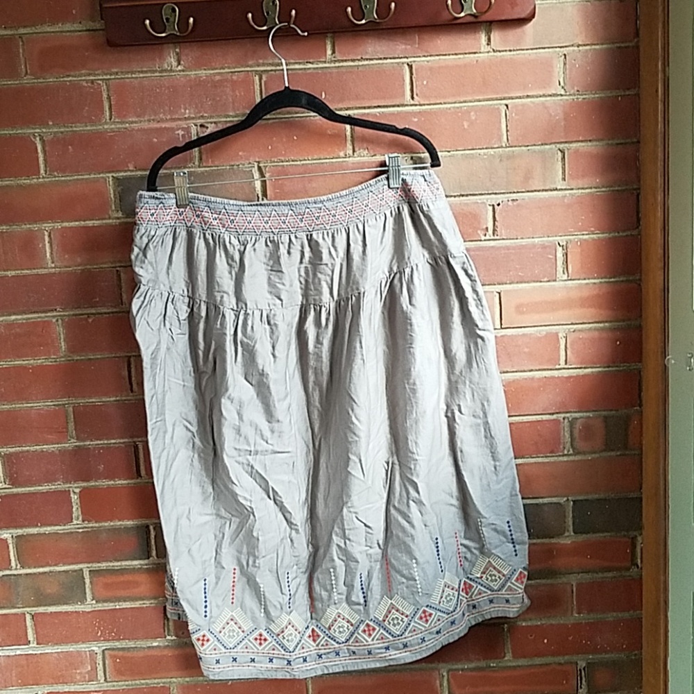 Old navy xl skirt with yellow, and orange pattern.